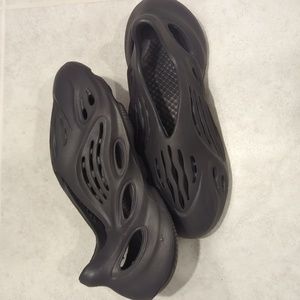 Yeezy Foam Runners “Onyx” size 10